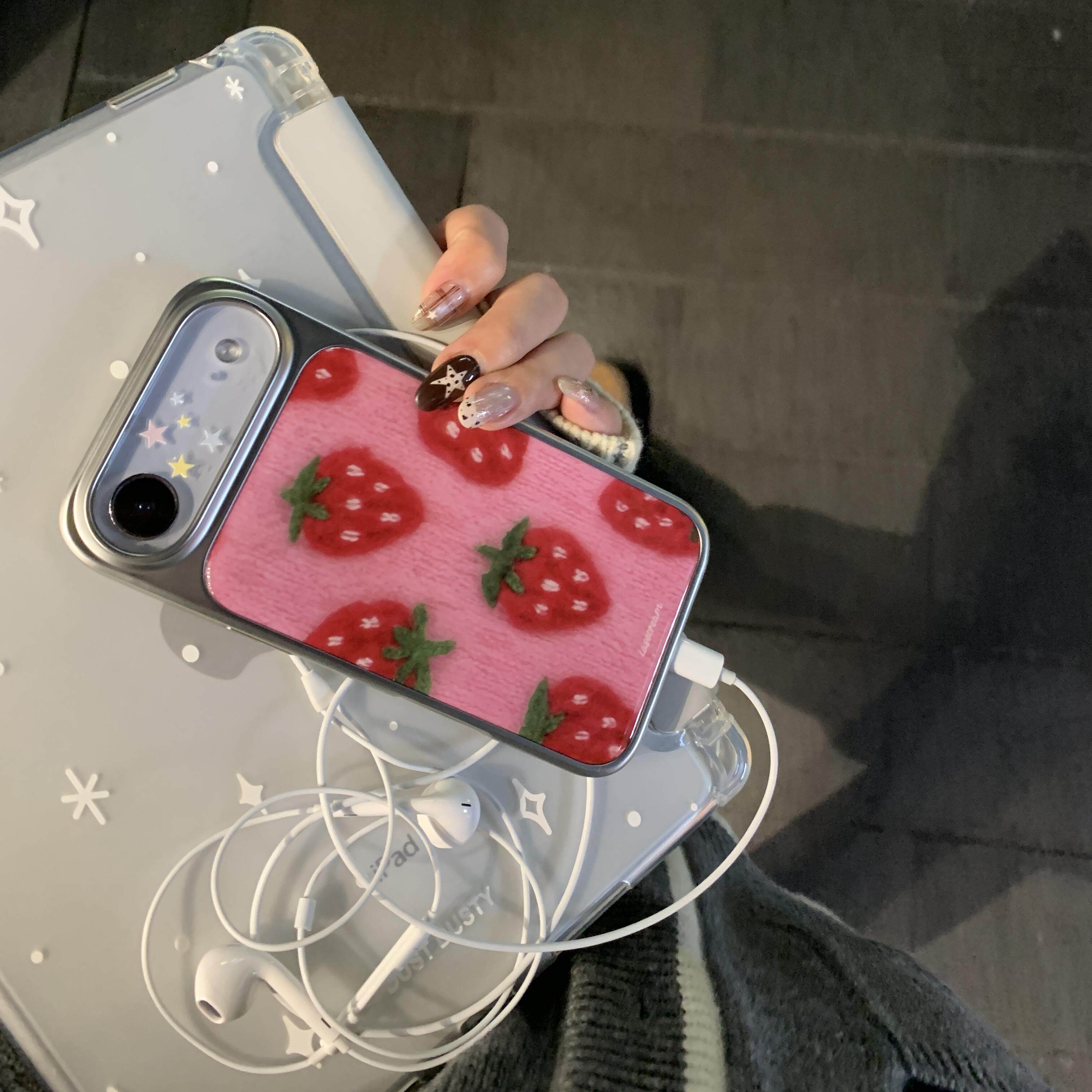 ins风草莓红色复古银边滴胶手机壳适用苹果iPhone17promax高级感保护套小众16plus华为15pro14防摔小米13pro