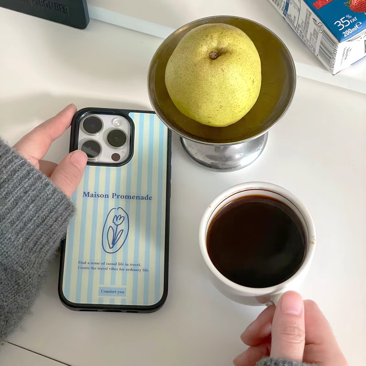 原创海盐芝士千层郁金香亚克力黑边适用苹果iPhone16promax手机壳15pro小米14Pro保护套华为mate防摔三星S23