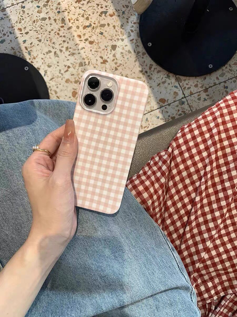 韩国小众设计ins风草莓奶油粉格子适用于iPhone15promax全包苹果14plus菲林13/12mini手机壳硬壳清新简约男女