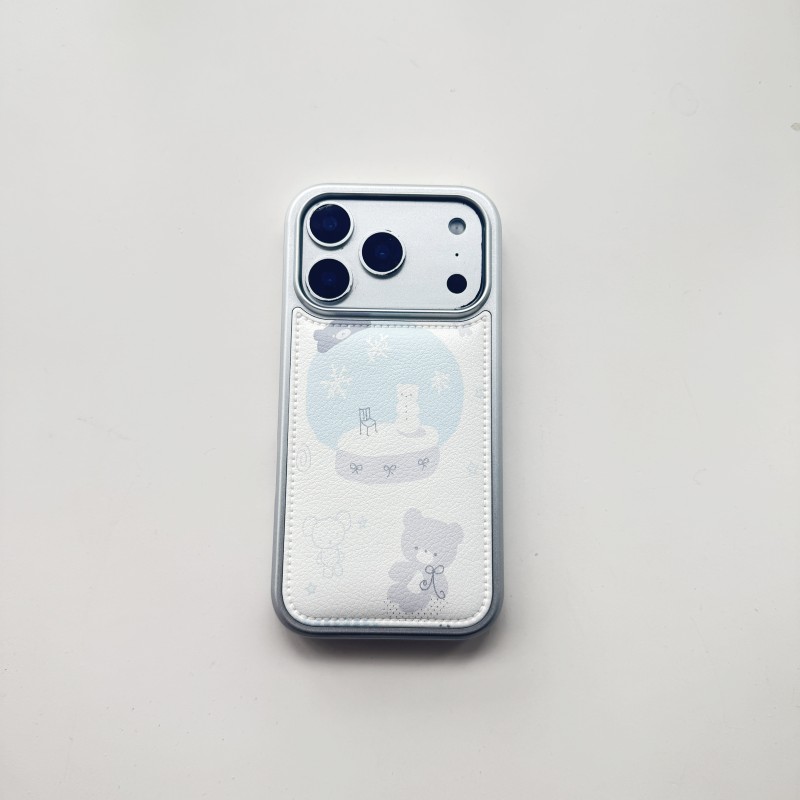 ins风可爱水晶球小熊皮质适用于苹果iPhone17promax手机壳1613pro小米1715Pro华为mate70p80防摔高级感新款