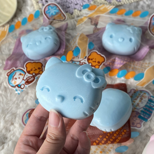 可爱kitty慢回弹玩具粘粘底湿软嫩薄荷解压发泄squishy捏捏乐面包