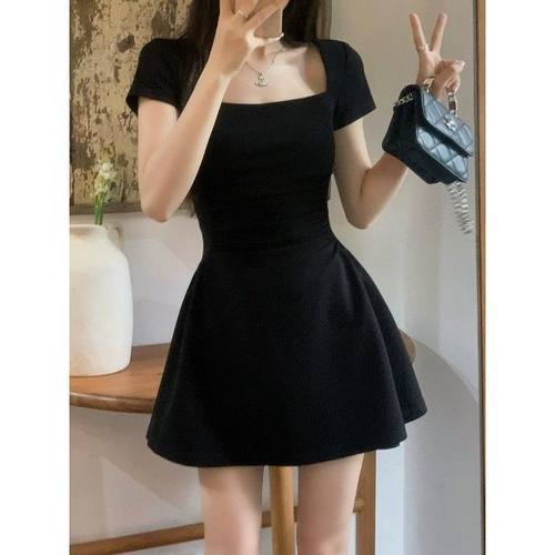 方领气质收腰纯色连衣裙