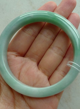 细腻豆绿飘绿翡翠手镯 55.7-10.7-7.6 圆镯 天然A货翡翠