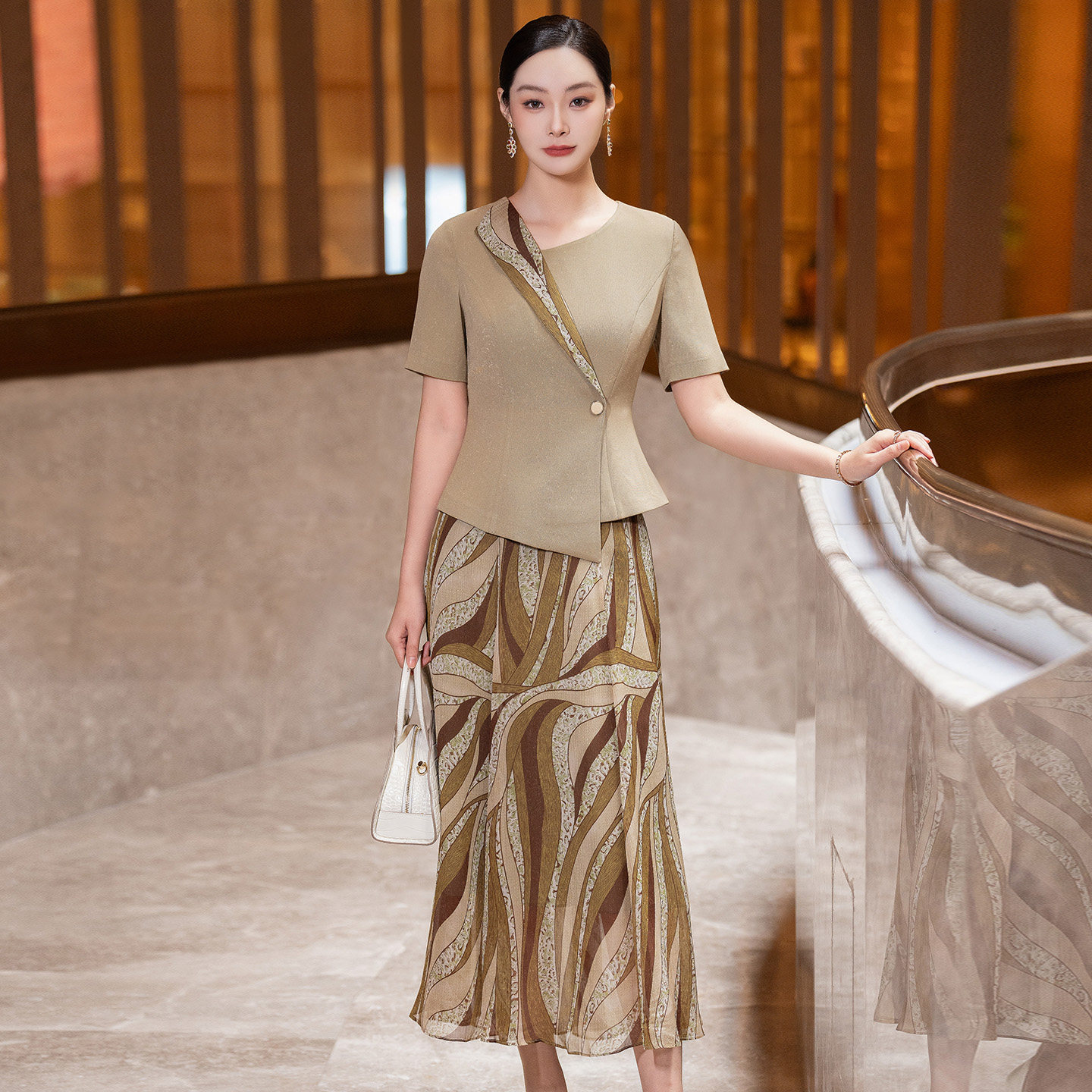 高级感醋酸连衣裙女2026夏季新款复古收腰修身短袖假两件大摆裙子