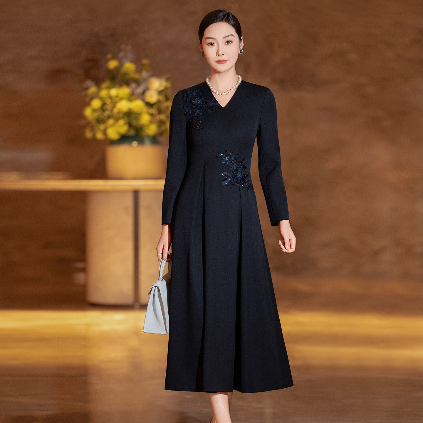藏蓝色春季连衣裙女2026新款时尚气质高级感V领贴花修身大摆裙子