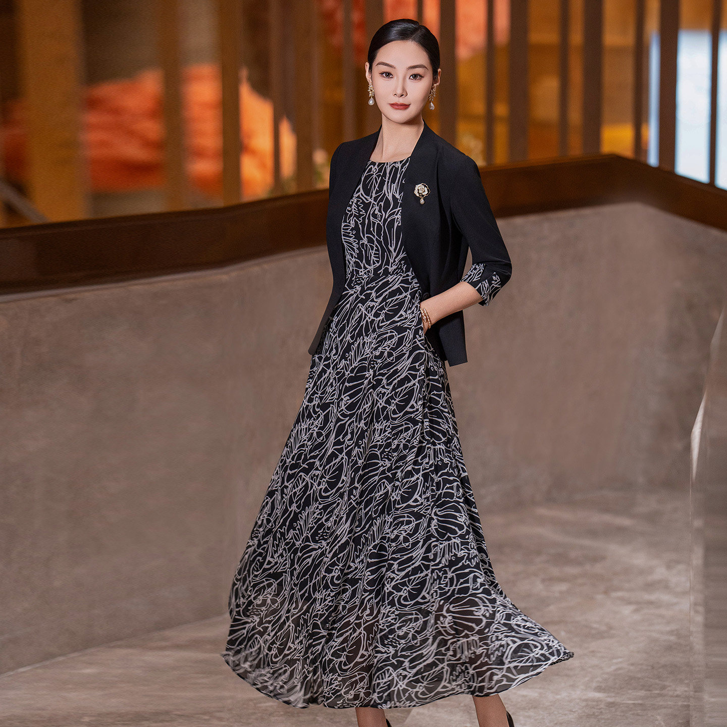 夏季雪纺套装裙女2026新款端庄大气印花大摆裙收腰立领西装两件套