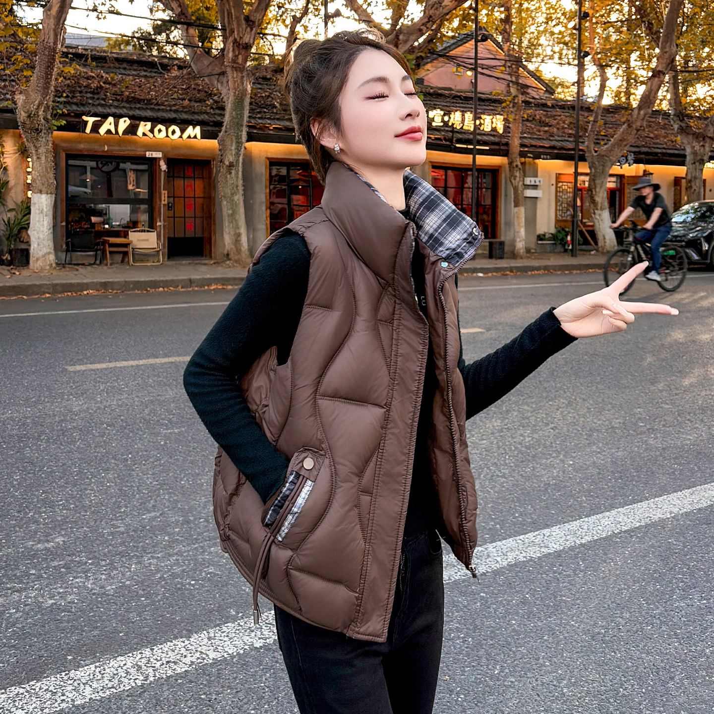 咖啡立领格纹加厚保暖棉马甲女