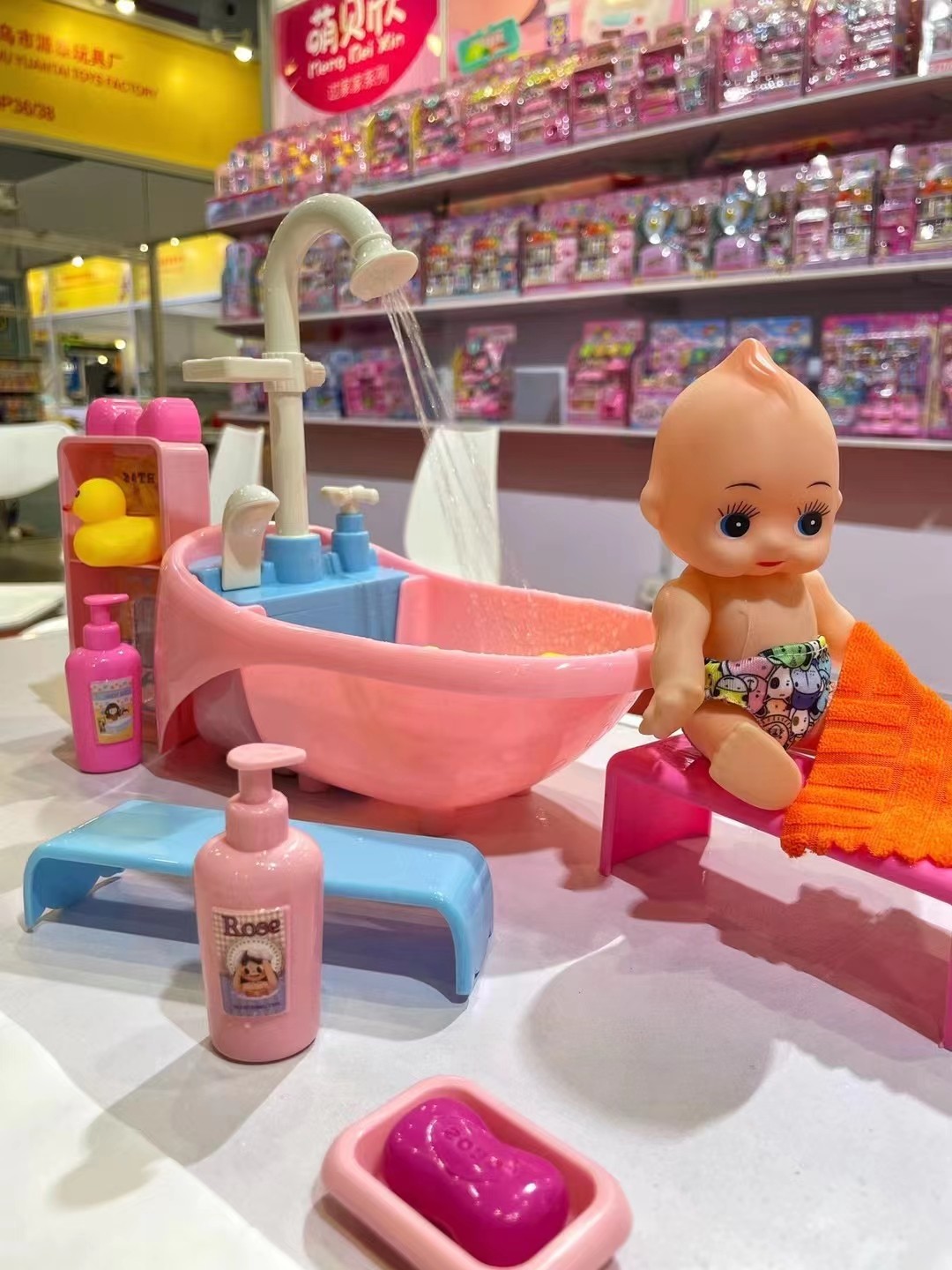 어린이 욕조 장난감 놀이 집  욕실 수도꼭지는 소년과 소녀가 물 작은 욕조 장난감을 가지고 놀 수 있도록 물을 배출할 수 있습니다