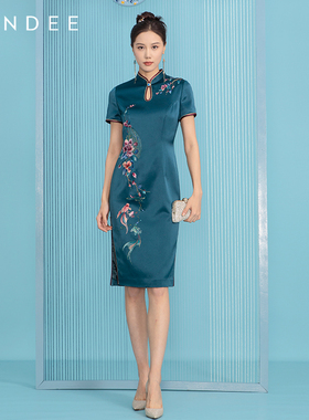 Londee/龙笛新中式刺绣旗袍醋酸缎面高档绣花中长旗袍2T21168