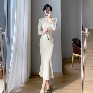 新中式白色旗袍针织连衣裙女秋冬国风大衣内搭修身鱼尾毛衣长裙子