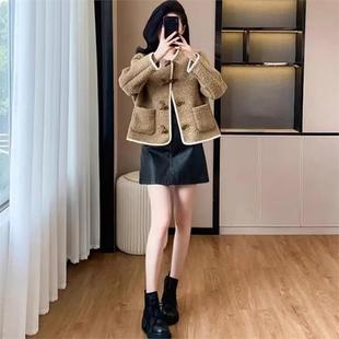 艾格小香风牛角扣羊羔毛短外套女2024秋冬新款撞色时尚显瘦上衣潮