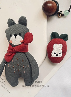 Zixisipi手工布艺胸针萌趣灰熊红围巾与草莓兔别针网红同款/M1127