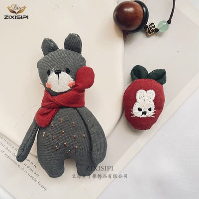 手工布艺胸针萌趣灰熊红围巾