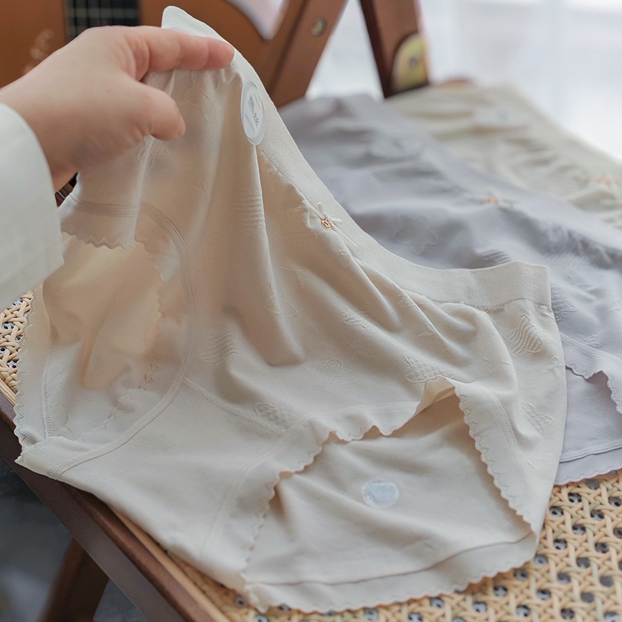 1230细腻柔软金属挂坠莫代尔高弹力中腰女士三角无侧缝内裤