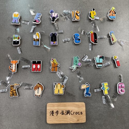 卡骆驰正品迪士尼字母智必星鞋花