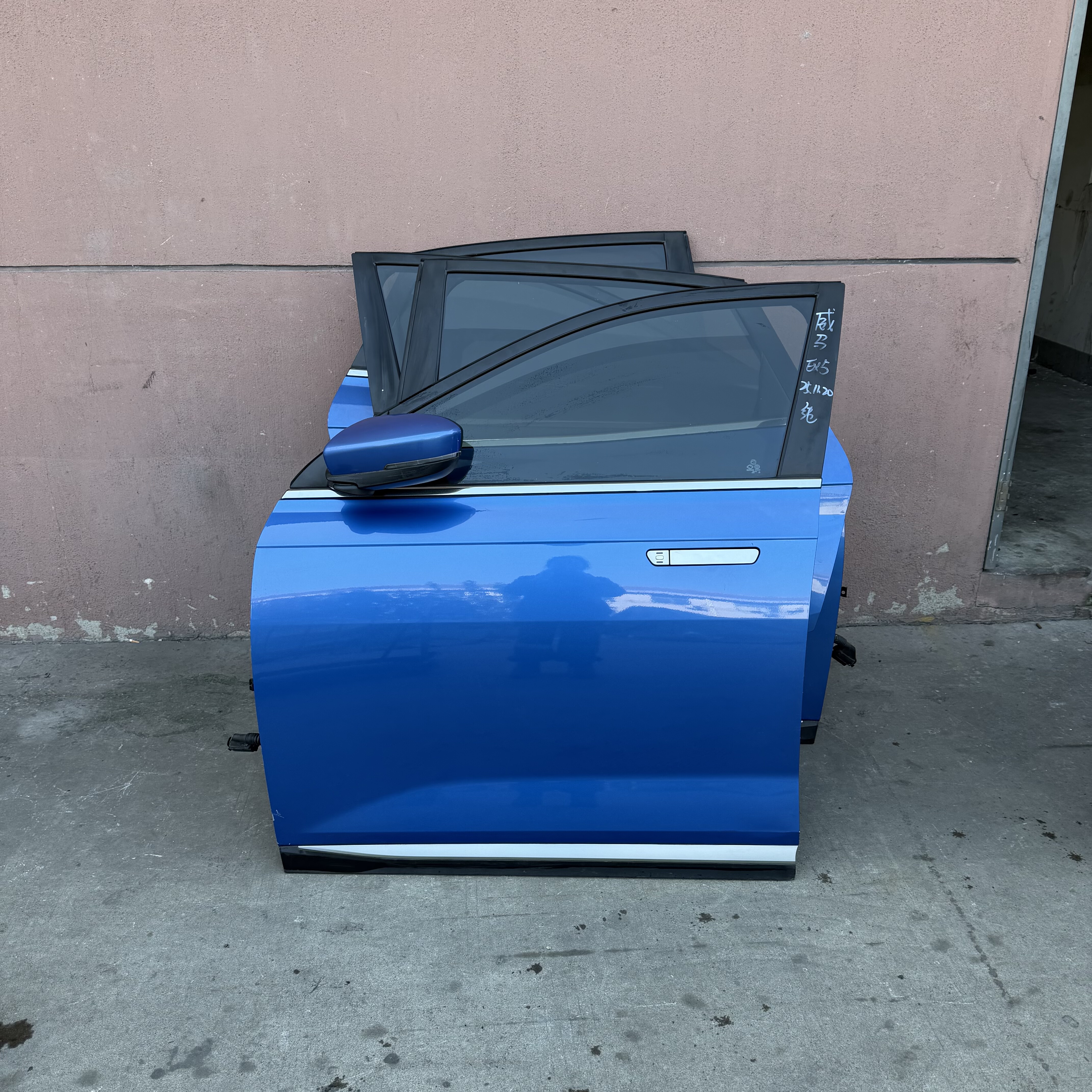 威马EX5车门总成原车拆车件到倒车镜拉手护板内饰板玻璃成色如图