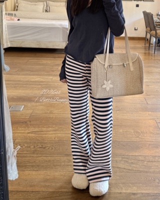 （BottleBunny）白衣服粉条纹裤子
