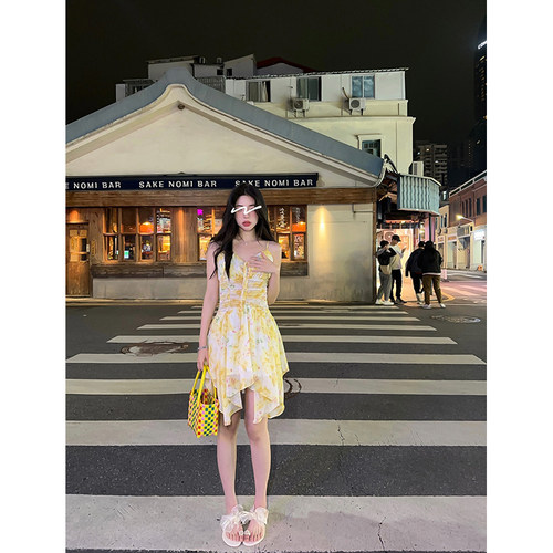 黄色碎花吊带连衣裙女