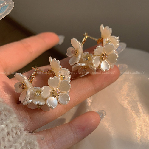 法式高级感珍珠花朵耳圈女