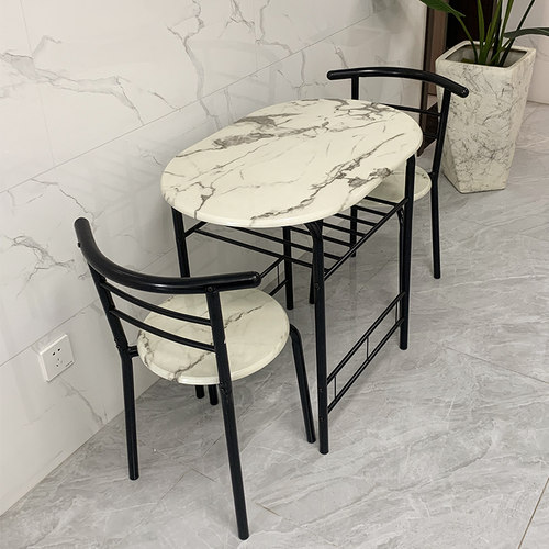 2人小户型公寓阳台出租一桌两椅