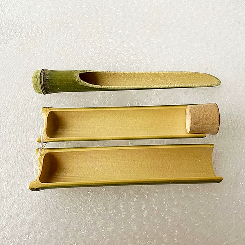 Удар с свежей бамбуковой трубки, размещая палатки пельмени плесени, свежесрезанные домашние удары, удары и ношение пельмени в канате бамбуковые трубки