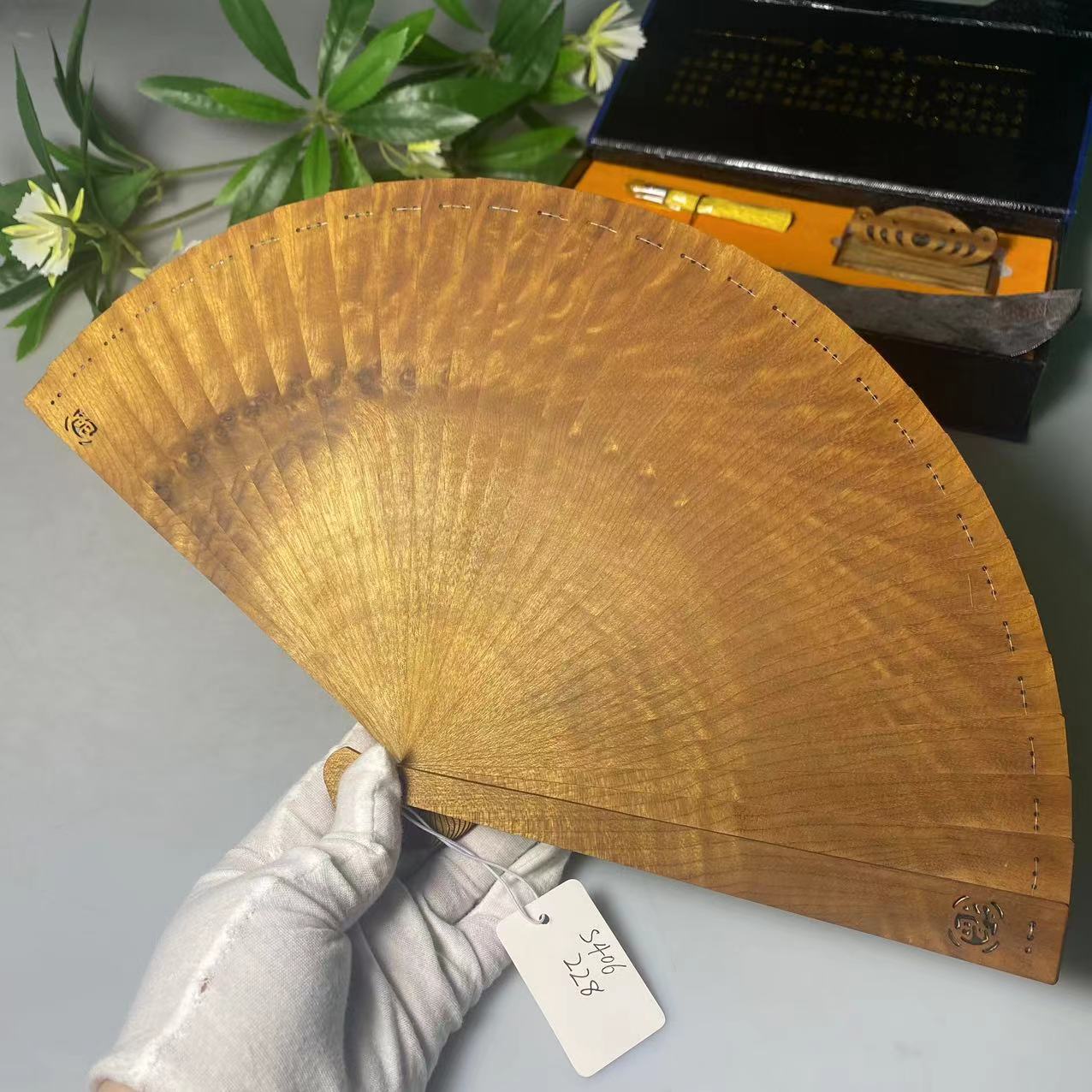 金丝楠木镂空小叶桢楠扇子水波纹