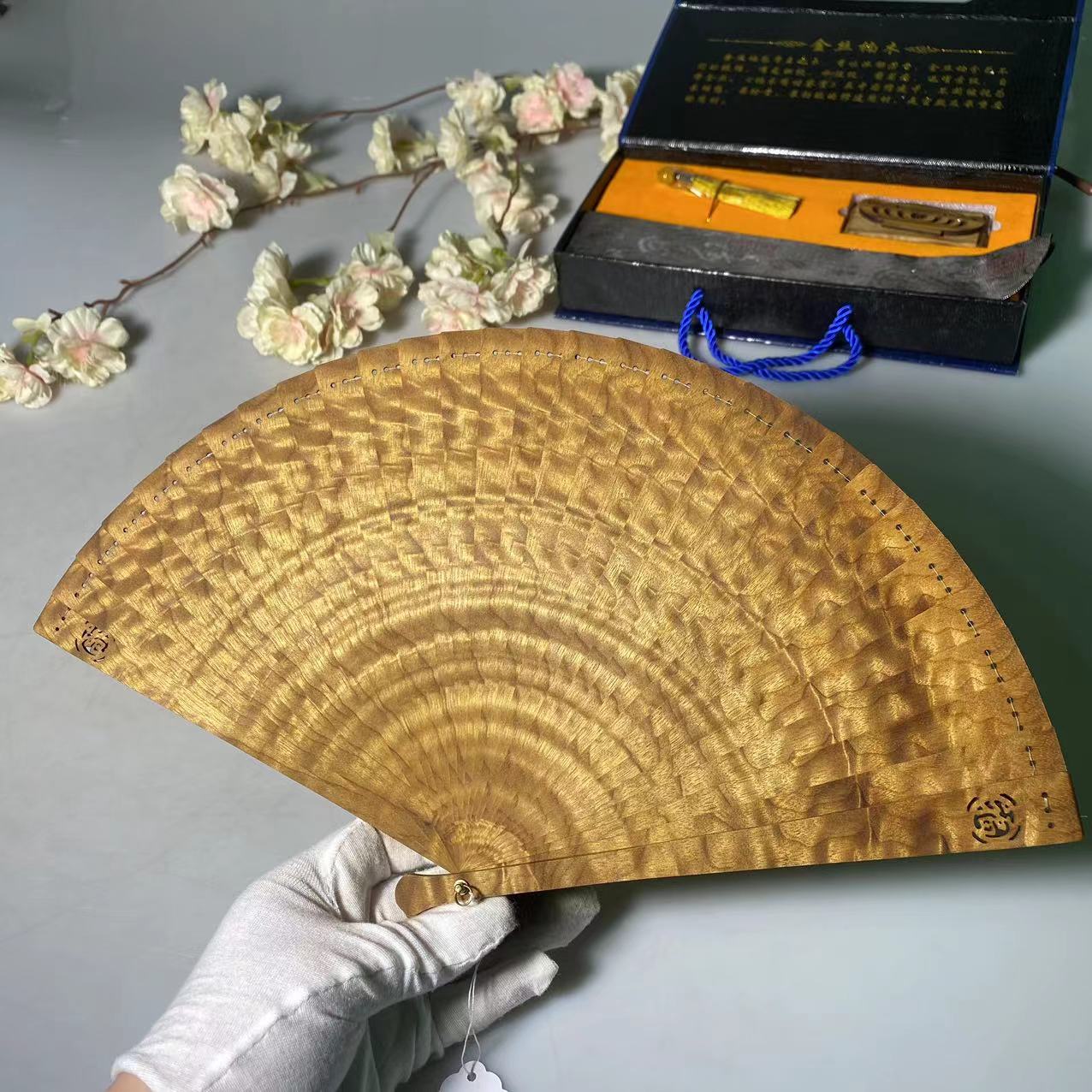 高端金丝楠龙胆水波纹折扇中国风