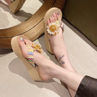 西双版纳度假凉拖鞋女傣族坡跟厚底时尚仙女风花朵人字拖凉拖外穿