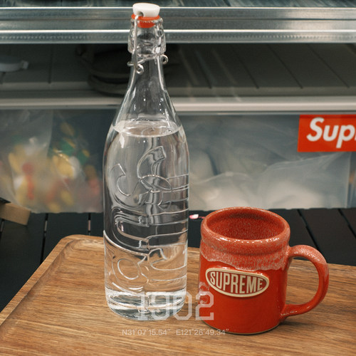 现货Supreme大容量透明玻璃水瓶