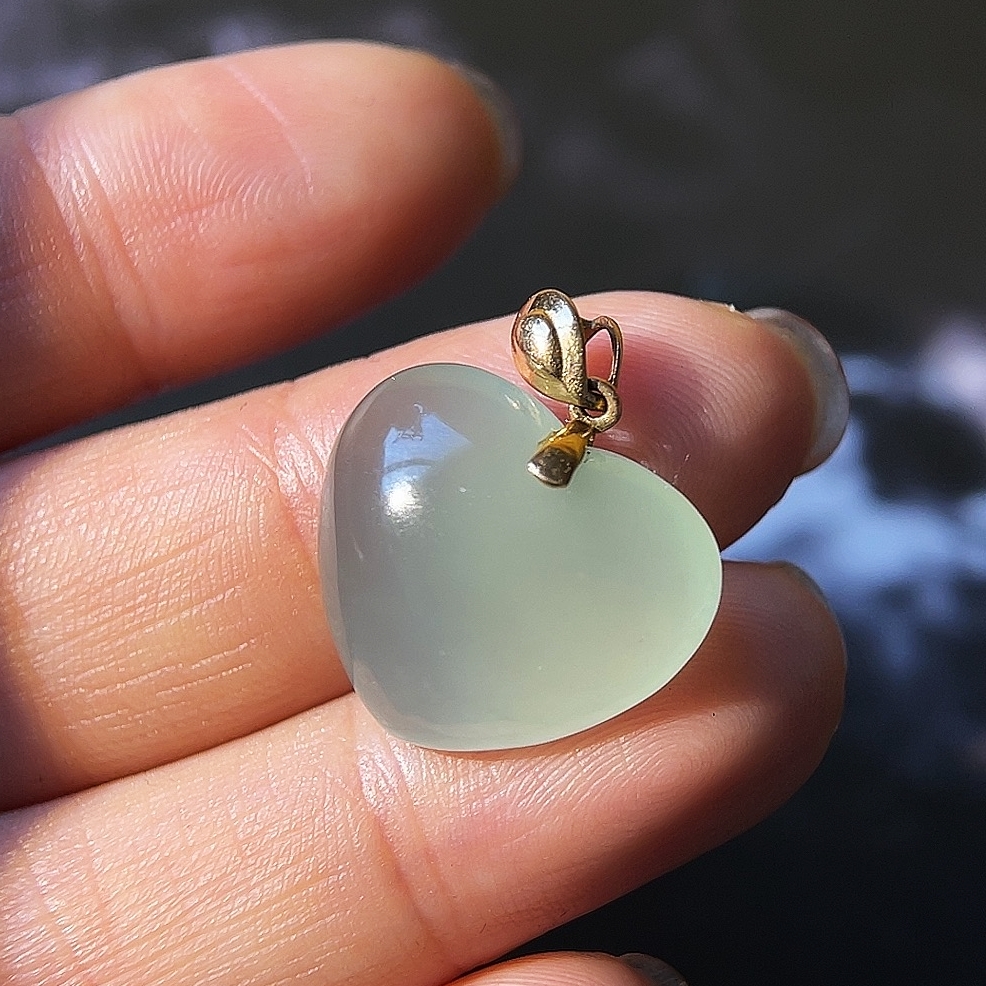 天然A货翡翠冰种淡绿色素面吊坠