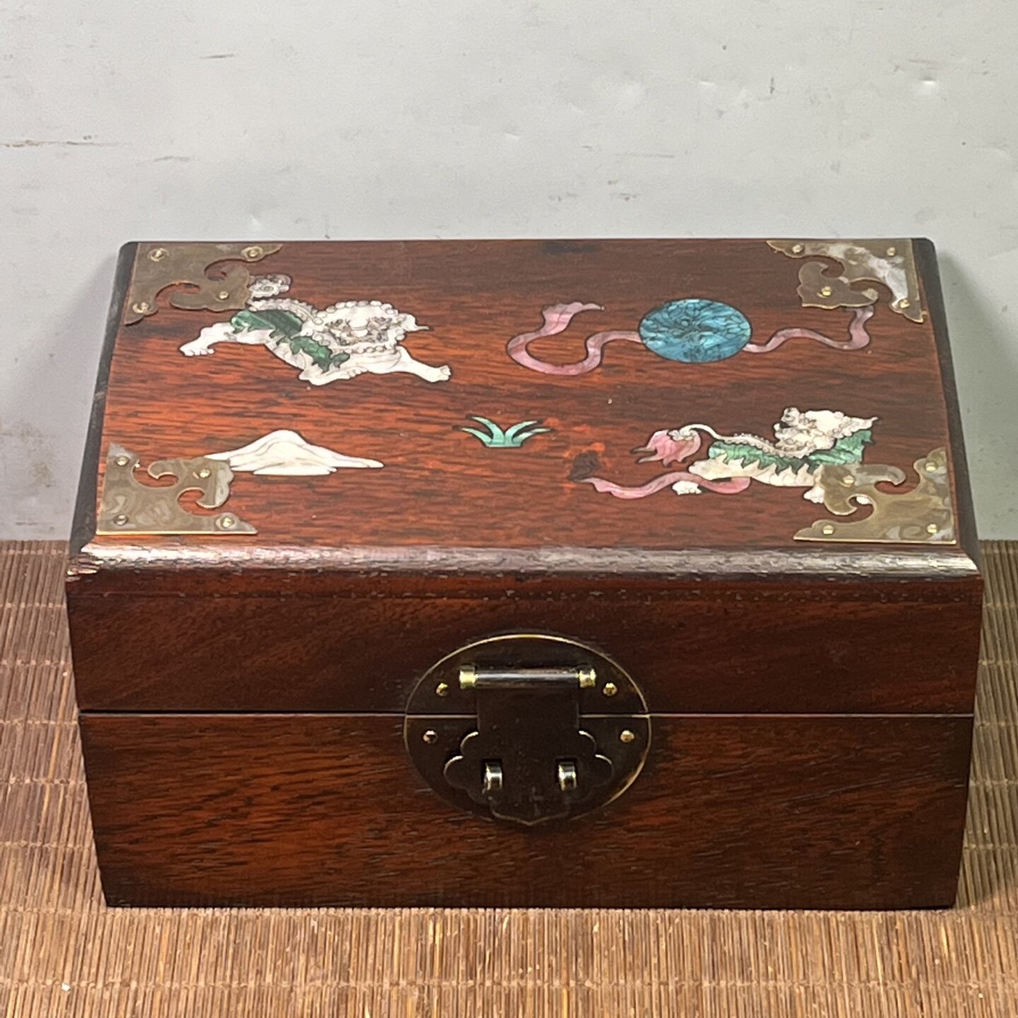 仿古花梨木镶贝壳狮子绣球首饰盒收纳盒文玩收藏盒子18x12x9cm