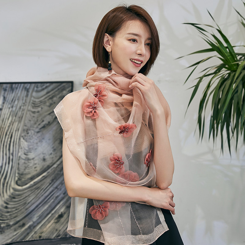 高档刺绣真丝丝巾女春秋薄款桑蚕丝外搭披肩围巾妈妈时尚礼盒冬季
