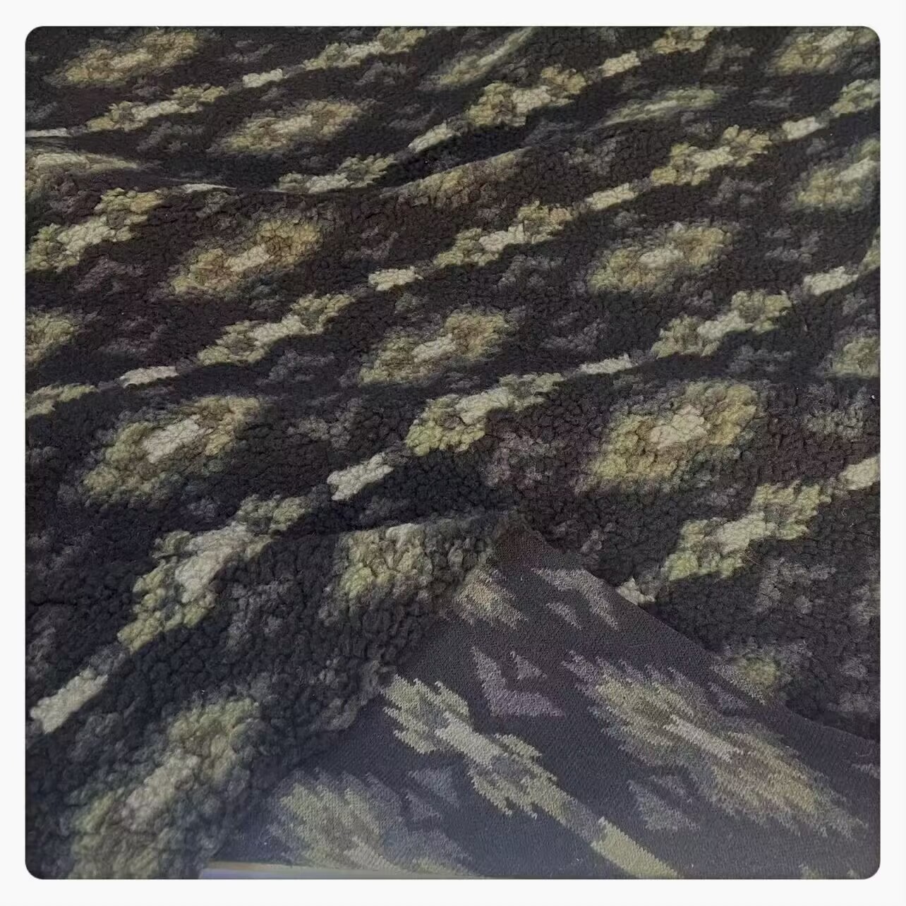 时尚菱形横条纹羊羔绒外套盖毯