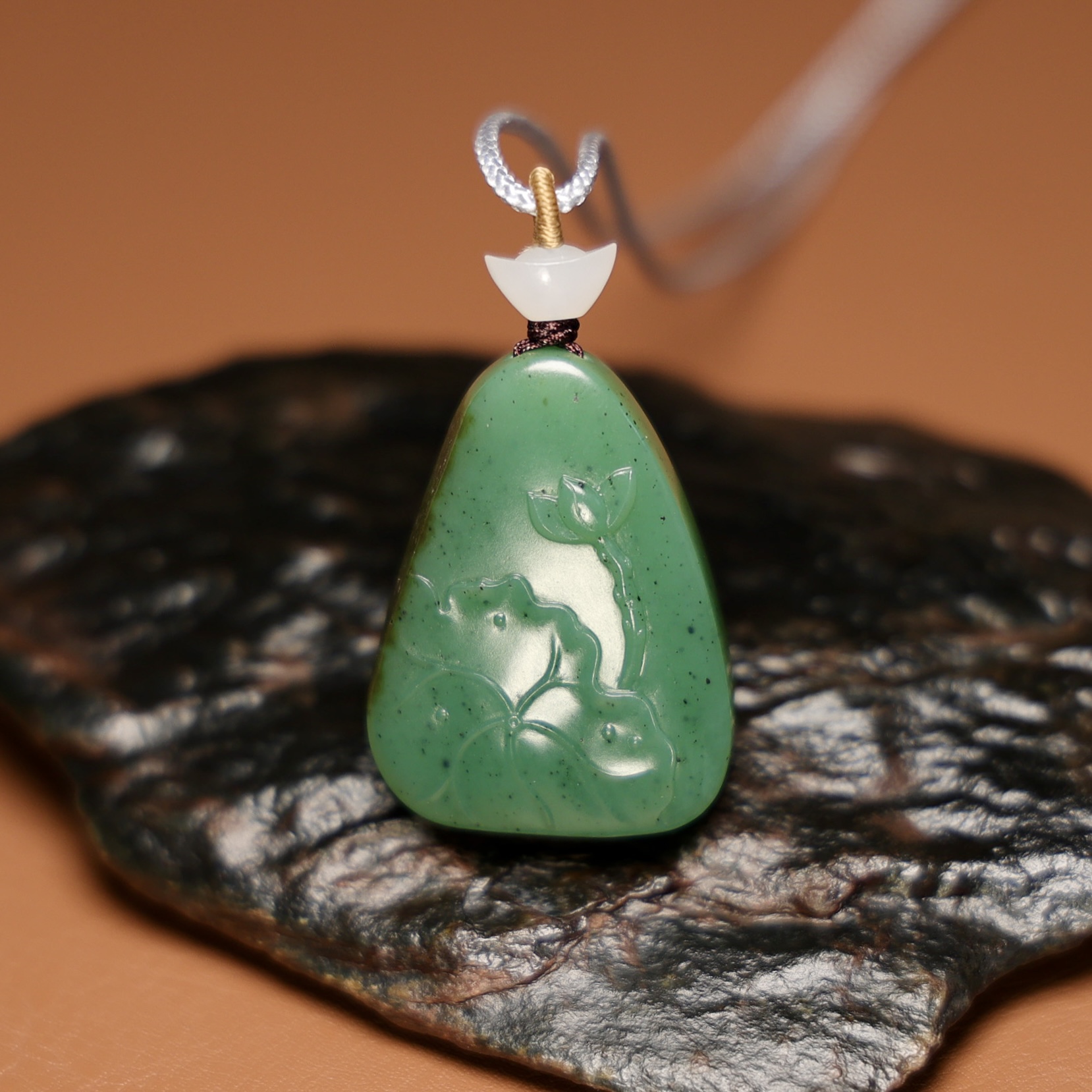 秋会长的和田玉新疆天然碧玉籽料荷花芙蓉挂件吊坠13克