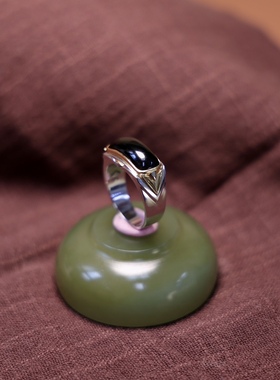 秋会长的和田玉戒指黑青籽金镶玉