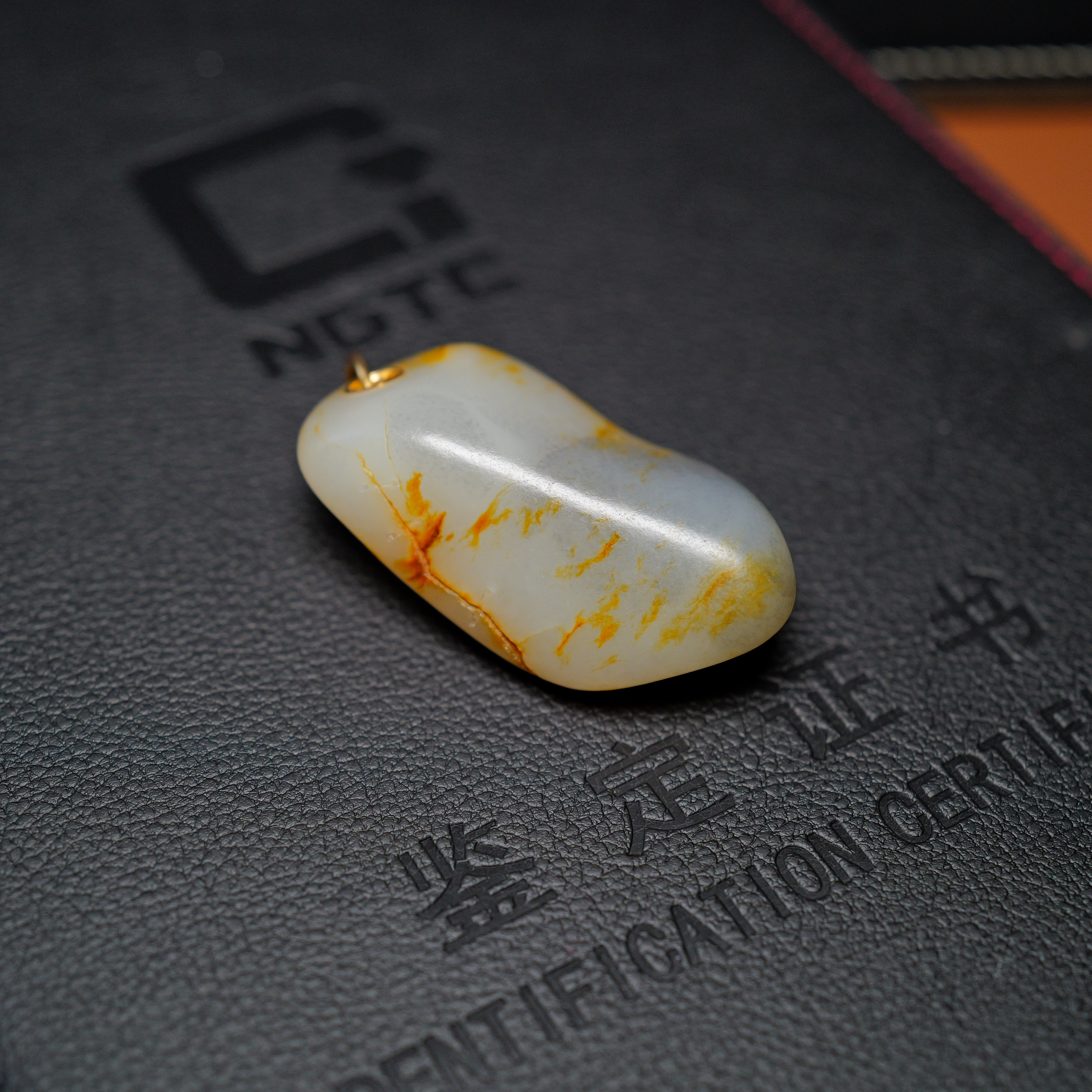 秋会长的和田玉籽料青花原籽镶嵌