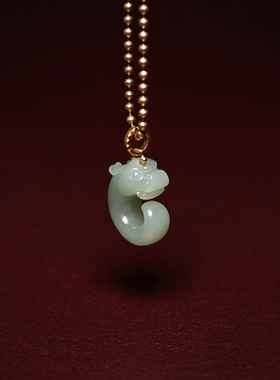 秋会长和田玉新疆天然沙枣青籽C形龙挂件【NGTC 国检N1子料大证】