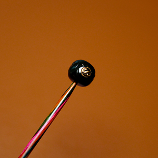 秋会长的和田玉新疆天然黑青籽料NGTC国检大证浮雕金标弹珠搭配