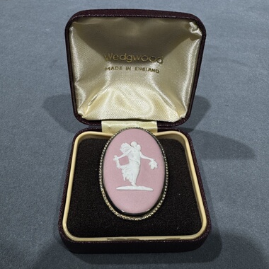 英国中古韦奇伍德Wedgwood 粉色瓷制浮雕人物胸针4*3cm原盒