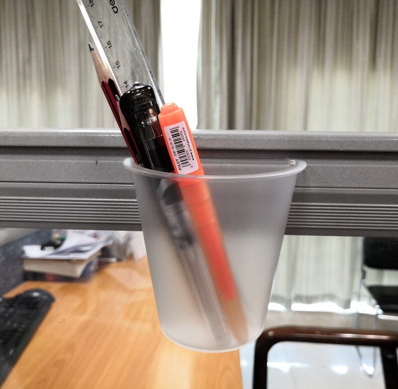 屏风下挂式半圆形半透明塑料笔筒工位挂缝盒办公桌面槽缝收纳挂件