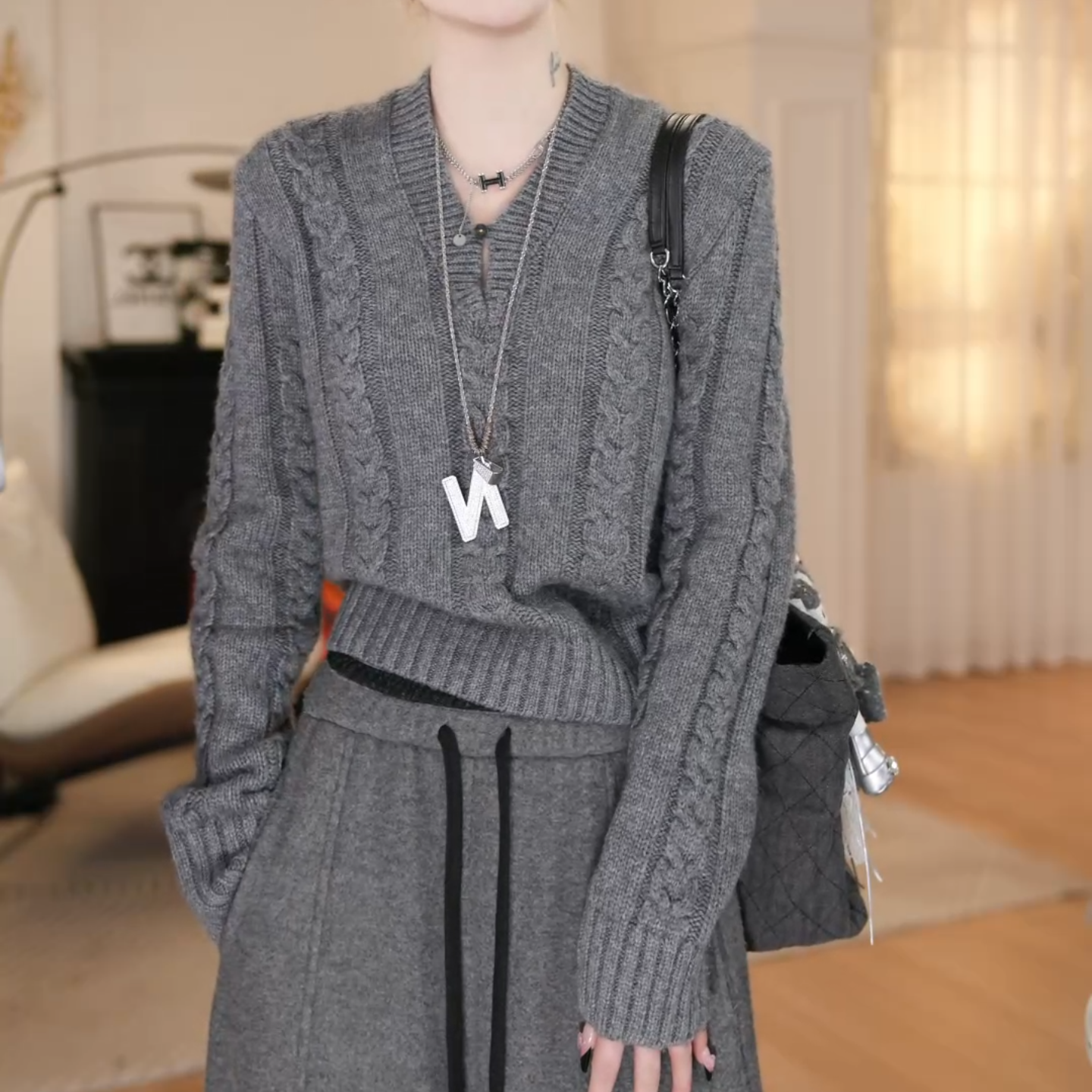 韩系灰色V领麻花编织长袖针织衫女2025秋冬时尚修身显瘦短款毛衣