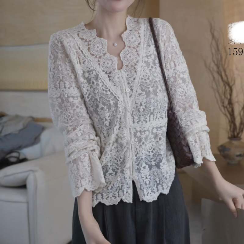 气质钩花镂空蕾丝衫女早秋薄款设计感V领喇叭袖小衫时尚百搭上衣