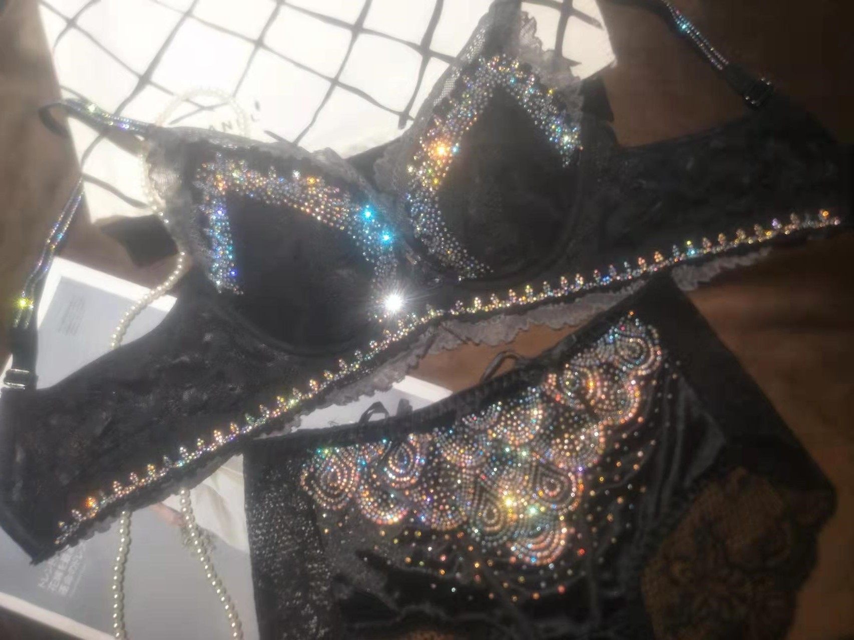 黑色蕾丝款 女士亮钻文胸 中厚杯无钢圈聚拢杯水钻性感款个性文胸