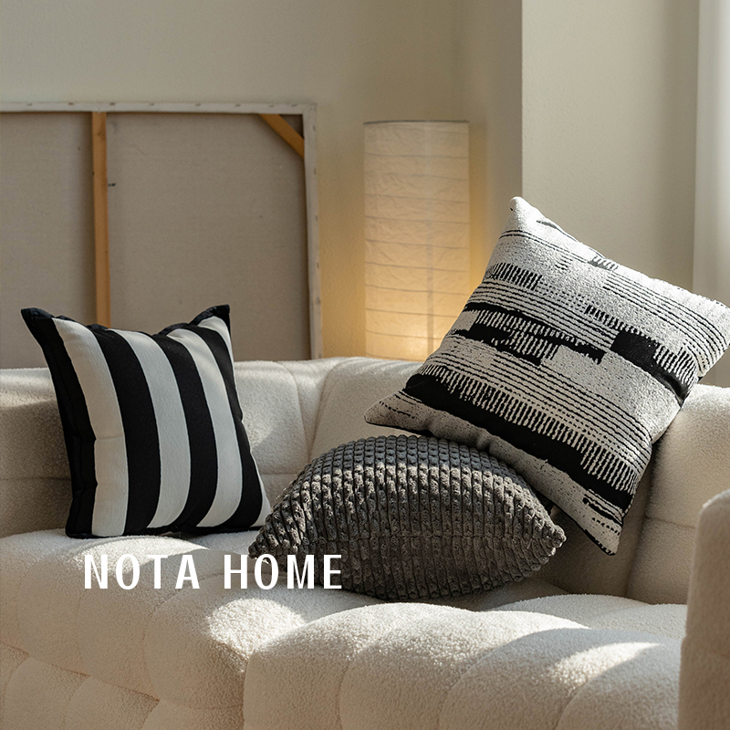 现代简约抱枕条纹车用黑白靠枕