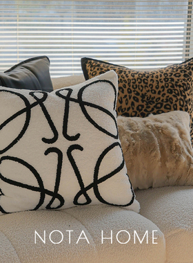 现代简约抱枕兔毛腰枕轻奢黑色皮质靠枕客厅沙发腰靠车载豹纹方枕