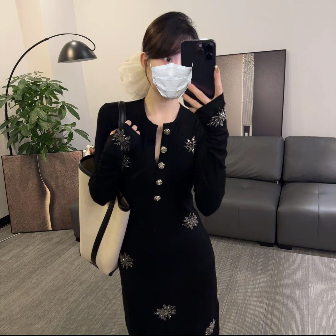 秋季新款法式气质纯欲风黑色烫钻V领长袖连衣裙女设计感包臀长裙