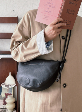 loan2024新款女夏韩国小众饺子包植揉羊皮斜挎牛角包休闲单肩包