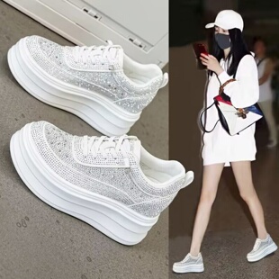 港风内增高小白鞋女2026夏季新款厚底9cm配裙子单网透气水钻板鞋