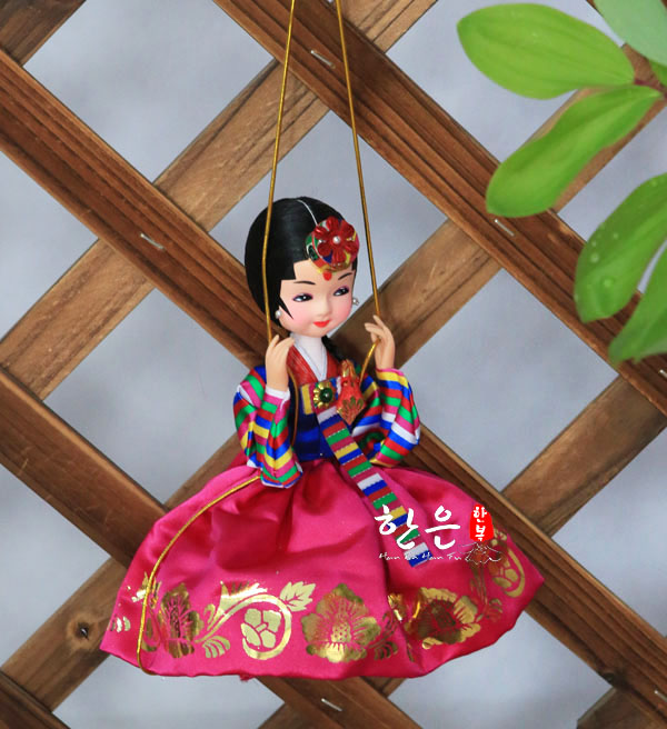 韩国原装进口韩服娃娃/韩国工艺摆设品/荡秋千花童单偶/HE-WW1176