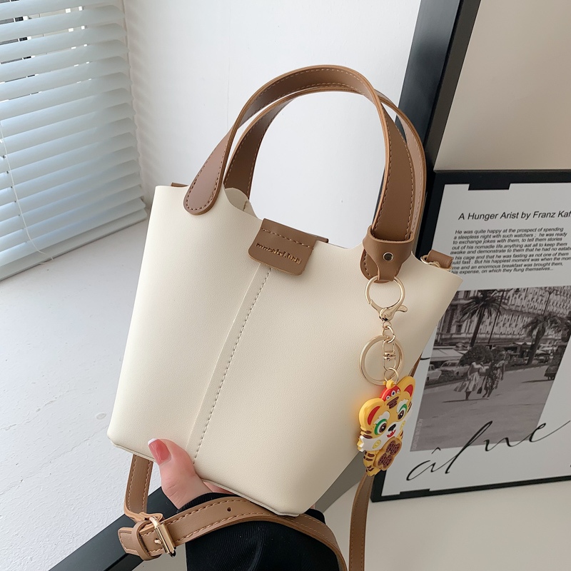 百搭单肩斜跨手提水桶包测试推荐